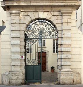 Portail d'entrée de l'Hôtel de Nervo à Lyon où est née Hélène de Nervo
